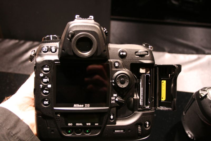 Illustration for article titled Hands On D3 and D300 Impressions: Beefy and Beautiful